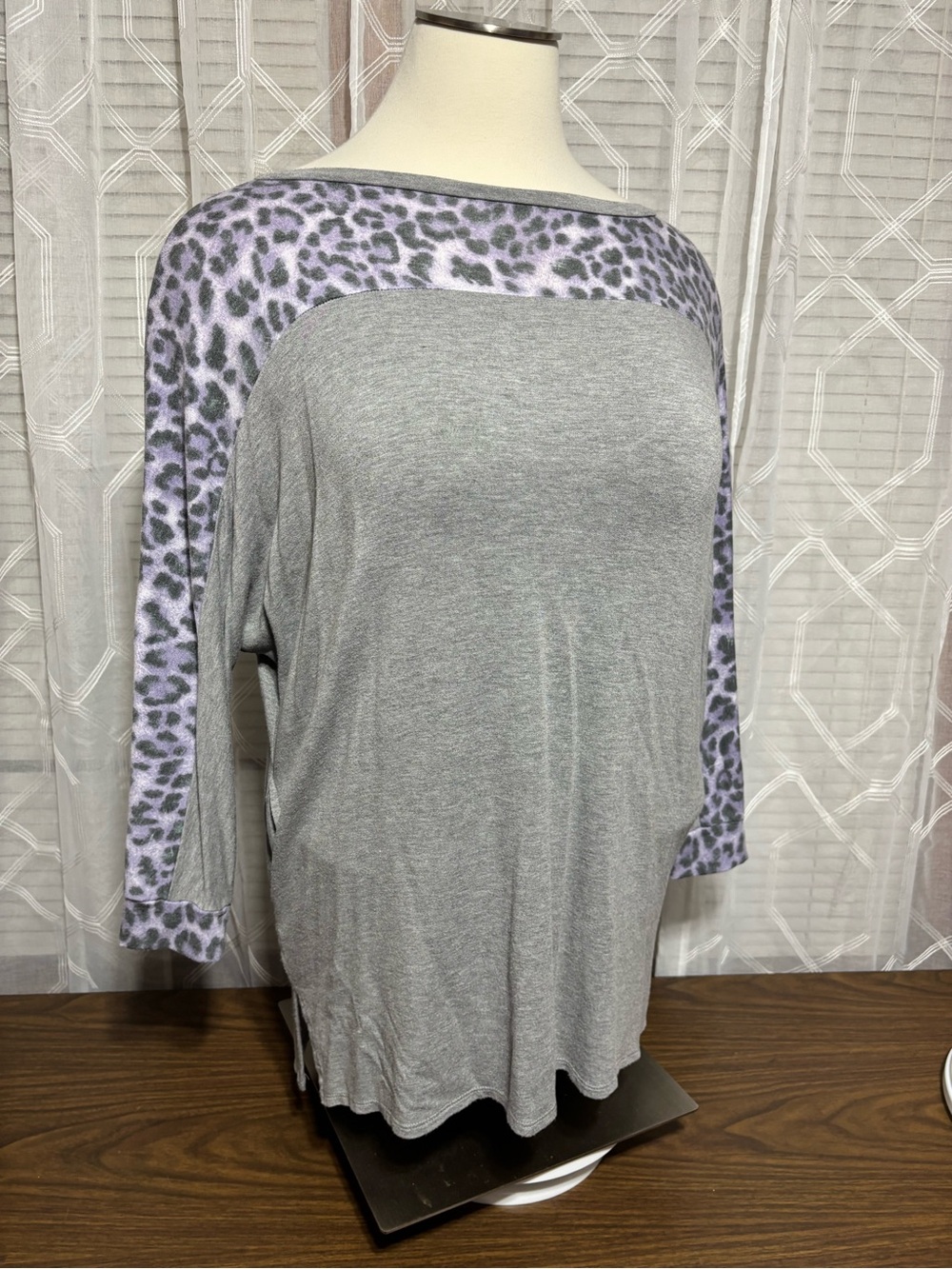 Emerald 1X Oversize Grey Top w/Lavender Leopard Trim POCKETS 30L